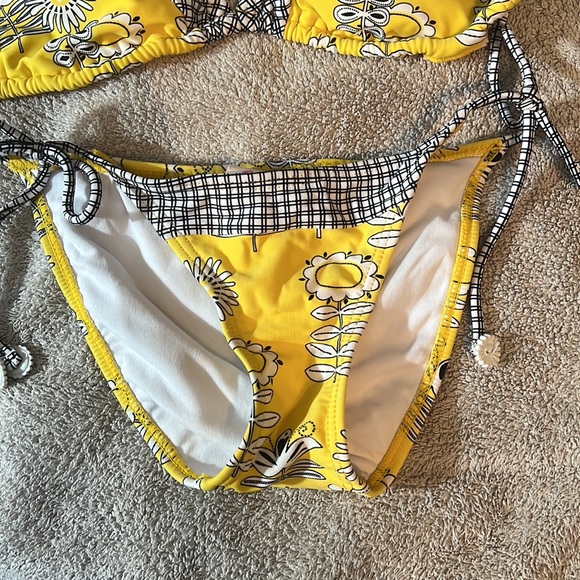 Candies XS Yellow flowers bikini - Picture 2 of 8